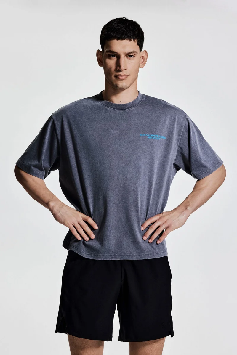 اتش اند ام قميص رياضي بقصّة بوكسي من نسيج دراي موف™